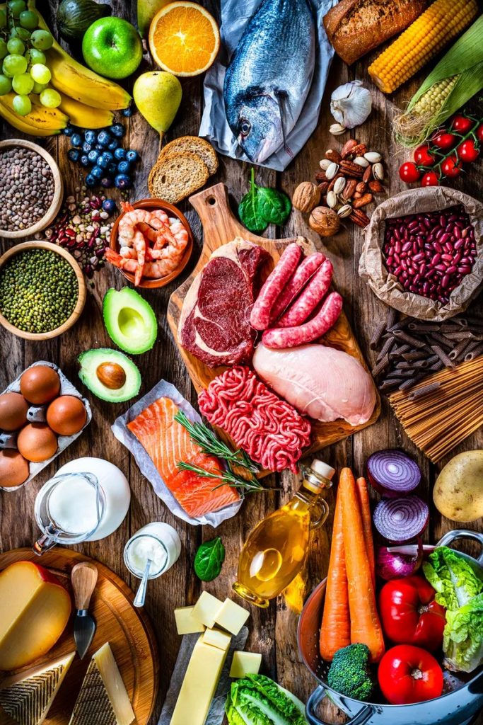 Table avec plein de nourriture saine et appétissante
